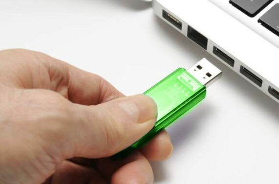 Masukkan flashdisk ke port USB laptop
